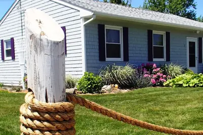 Image de Shore Beats fonctionne! Cottage de charme dans la zone de Scarborough Beach avec Central A / C!