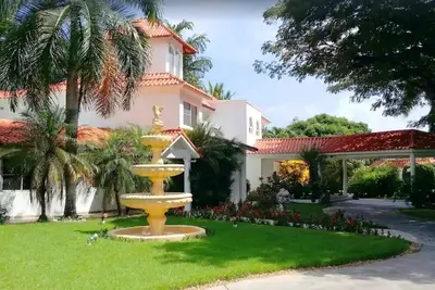 Image de Villa accueillante avec piscine privée au cœur de Sosua, idéale pour les fêtes