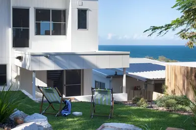 Coolum Beach Holiday House - Une vue imprenable sur la plage de Coolum + à proximité des commerces