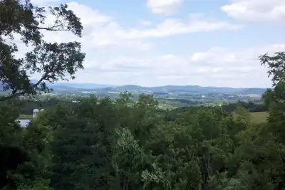 Image de Vieux chemin de ferme. Maison spacieuse sur 10 hectares à seulement 1 mile du centre-ville de Lexington