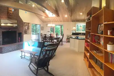 Image de Marchez jusqu'au village 6bed 4bath dort 15; récemment rénové avec 2 puits de lumière.