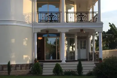 Image de Belle maison à deux niveaux, entièrement meublée, 4 chambres avec WiFi