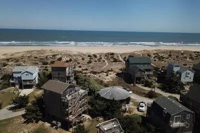 Image de Maison ronde en bord de mer qui ressemble à une cabane dans les dunes