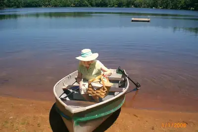 Image de Romantic Cottage Getaway avec utilisation gratuite des kayaks et des bateaux. Disponible 3 saisons.