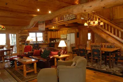 Image de Grande cabane en rondins taillée dans un énorme pin blanc sur le lac le plus clair du Minnesota.