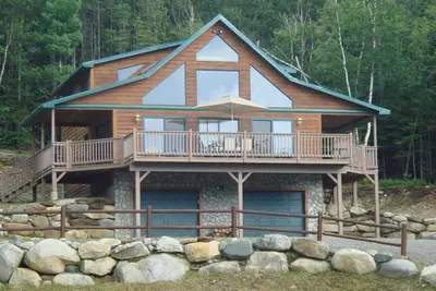 Image de Chalet en bois surplombant l'étang et le coucher de soleil sur la montagne!