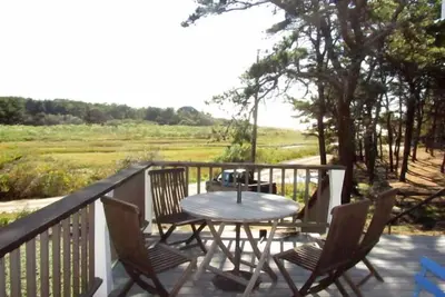 Image de Wellfleet Beach Cottage avec vue sur la baie