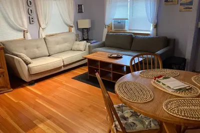 Image de Super endroit! Marcher à la plage / Pier en 5 minutes-Cottage pour 6 personnes; 12 avec dos uni