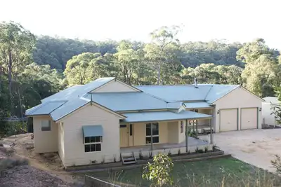 Image de Niché au milieu de la forêt domaniale de Wombat et des magnifiques environs de brousse