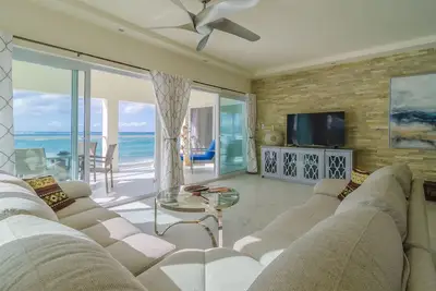 Condo de luxe 2bd en bord de mer avec vue imprenable sur la mer, situé au centre