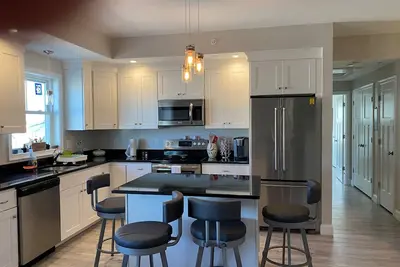 Image de Brand New Three Br, condo de deux niveaux de luxe à quelques pas de la plage / promenade