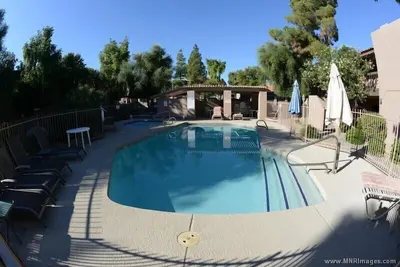 Image de Beau rez-de-chaussée 3 ch; Condo face à la piscine près de la vieille ville - vélos inclus!