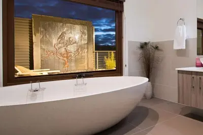 Hibernate - Gully Views, Stone Bath, Great Spaces