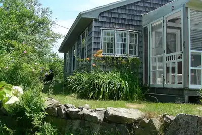 Image de «Palace» en bord de mer, pittoresque crique et plage semi-privée