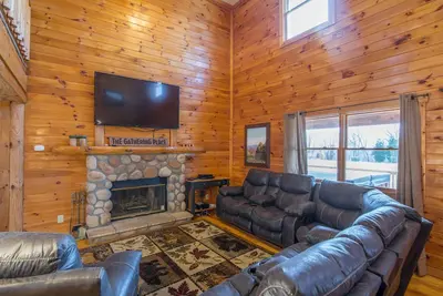 Image de Grand pavillon familial avec 5 chambres, ensemble de jeu extérieur, foyer et bain à remous! Près de la grotte du vieil homme!