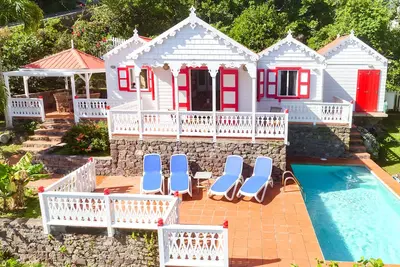 Image de Belle maison en pain d'épice - Vue spectaculaire et piscine