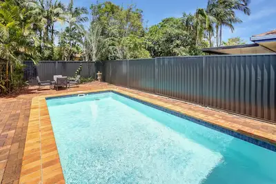 Image de Poolside Oasis est la maison de vacances idéale pour un séjour en famille, en couple ou pour affaires.