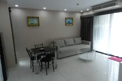 Image de Apartment bedroom + living room.
