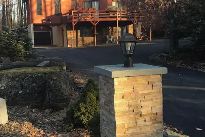 Image de Grand 3 chambres / 3 salles de bain Nouveau Chalet w / Salle de jeux et 7 Téléviseurs à écran plat