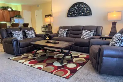 Image de Penthouse sophistiqué à côté de la piscine @Vista Cay. Près du Palais des congrès!