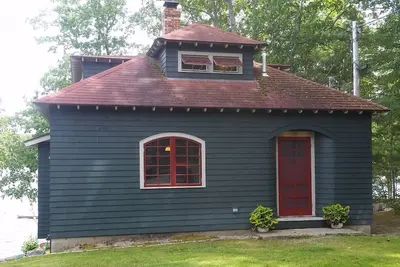 Image de Coastal Village Cottage sur le lac Damariscotta - Custom construit un chalet unique