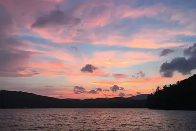 Image de \"Sunset Lodge\" un chalet au bord du lac dans le Maine avec une charmante maison d'hĂ´tes