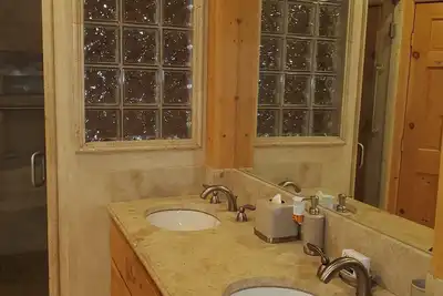 Image de Belle maison inférieure à Kingsbury à seulement quelques minutes des domaines skiables et des casinos.