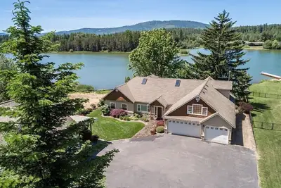 Sandpoint Escape -Luxury Lake & Schweitzer Getaway