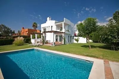 Image de Une élégante villa avec agréable piscine à côté du parcours de golf de Marbella