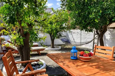 Image de Maison traditionnelle, authentiquement grec situé à quelques pas du port