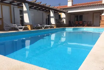 Image de Grande villa avec piscine et barbecue, dans un quartier calme. Plages incroyables et surf.