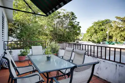 Image de 3 chambres, 2 salle de bain avec grand balcon près de la plage et le parc
