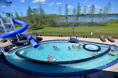 Image de 13 chambres, 11 salles de bains, 10 Very Private Lakefront Acres