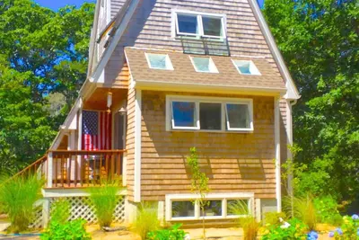 Image de Fun, calme, confortable et propre maison près de la piste cyclable, de la ville et de la plage