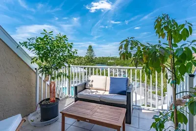 Image de Nouvelle liste, quai de bateau. Magnifique Condo, minutes de la plage d'Englewood