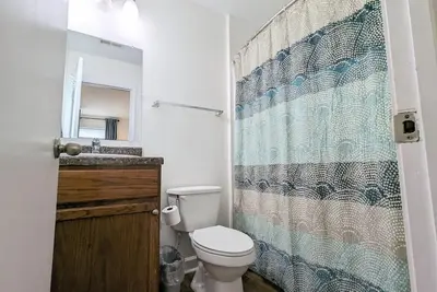 Image de Maison de ville spacieuse de 3 chambres / 3 salles de bains à quelques minutes du centre-ville de Charlotte.