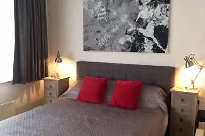 Image de Ce petit bijou de maison de ville est au coeur de la ville: il suffit de marcher partout!