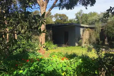 Image de Lower Bluff Hideaway, jardin privé, Wi Fi, animaux acceptés, plage à proximité.