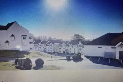 Image de Par le propriétaire Location privée située au village par la mer. Économisez $$$