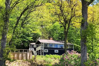 Image de Charmant chalet sur le lac Michigan, niché dans les bois