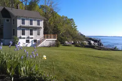 Image de Oceanfront Cottage avec des vues spectaculaires sur la baie de Casco