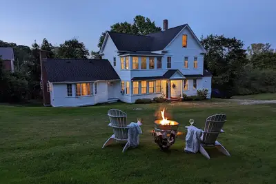 Image de Profitez de l'élégance confortable dans cette grande maison isolée située dans la ville de Lenox