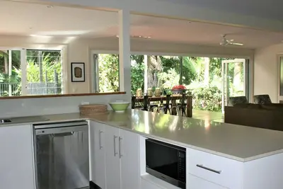 Atoll Close, 4 chambres, WiFi gratuit, piscine privée, à pied de la plage, Foxtel