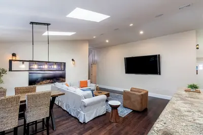 Image de Profitez de recevoir dans ce spacieux condo mis à jour