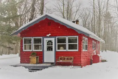 Image de La petite cabane rouge! Près de tout Vt! Saison d'hiver disponible!