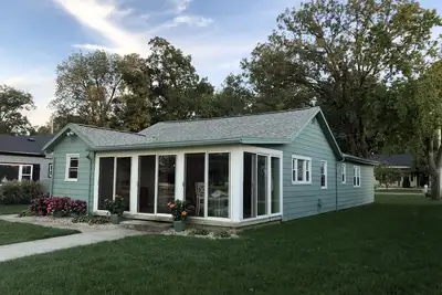 Image de Cottage familial au bord du lac avec quai! Réservez votre voyage de feuillage d'automne aujourd'hui!