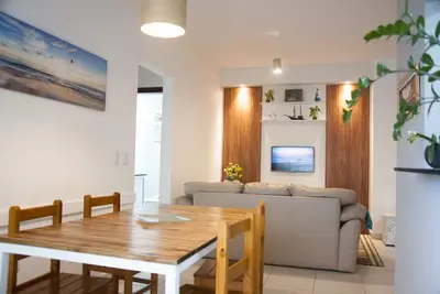 Image de Nouvel appartement avec balcon gastronomique, Ac, 2 postes vacants, Wi-Fi 20mb et Smart Tv, à 200m de la plage