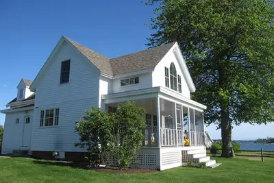 Image de Maine Waterfront Cottage avec quai en eau profonde!