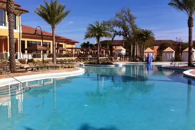 Image de 3 Br / 3bh, à 5 km de Disney, Gates Resort, piscine avec toboggans