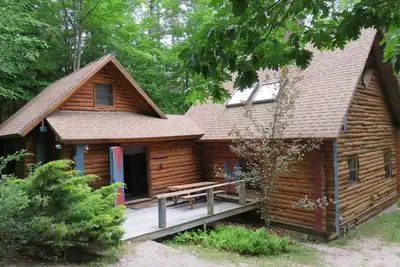 Image de Chalet en bois isolé au bord du lac Squam avec quai privé